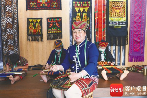 卓信速配 文化周刊丨黎族传统纺染织绣技艺国家级代表性传承人刘香兰获评2024“中国非遗年度人物”